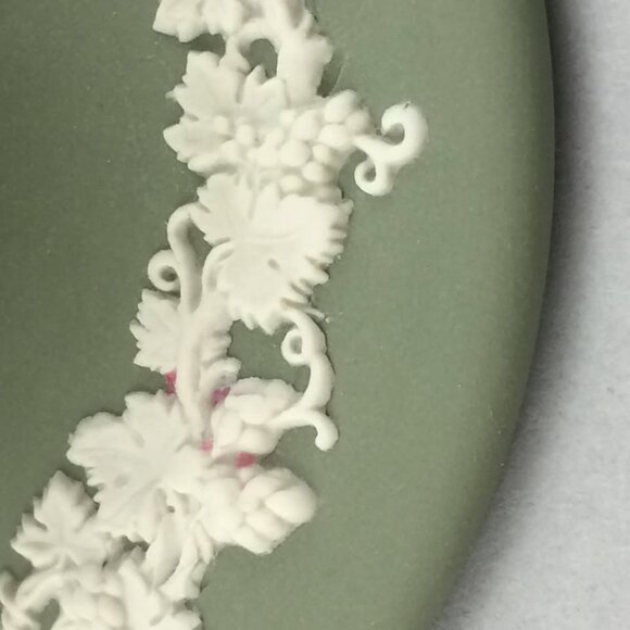 2 Pieces of Wedgwood Jaspeware Green Pieces Candlestick Holder Trinket Dish - Picture 8 of 10